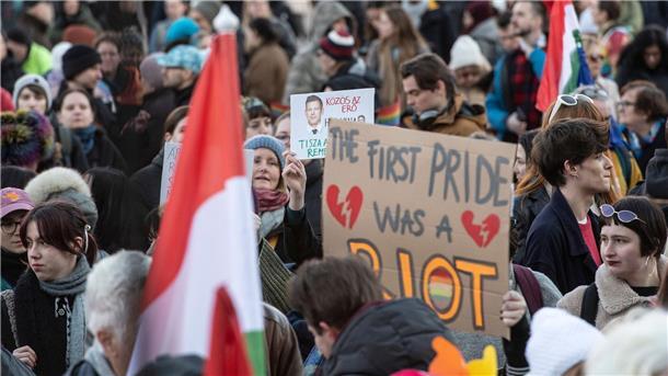Pride-Parade in Ungarn verboten Zahlreiche Ungarn demonstrierten in Budapest gegen das kurz davor vom Parlament beschlossene Verbot der Pride-Paraden, bei denen bisher Menschen für nicht heterosexuelle Lebensformen eintraten.