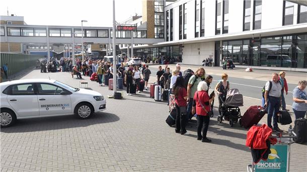 Zahlreiche Urlauber und Reisende strömen am Sonnabend in die Stadt.