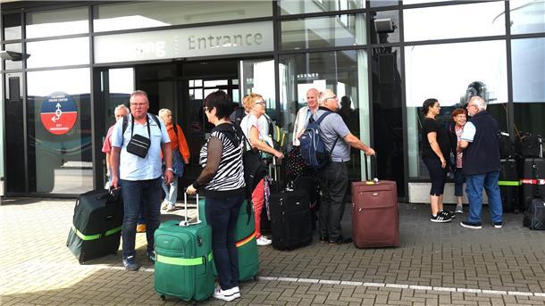 Zahlreiche Urlauber und Reisende strömen am Sonnabend in die Stadt.