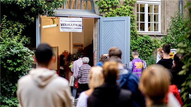 Bundestagswahl: Wiederholung in 431 Berliner Wahlbezirken Zahlreiche Wählerinnen und Wähler warten im Berliner Stadtteil Prenzlauer Berg in einer langen Schlange vor einem Wahllokal, das in einer Grundschule untergebracht ist.