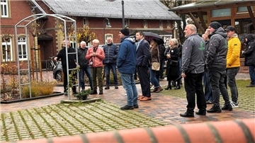 Zahlreiche Wilstedterinnen und Wilstedter sowie geladene Gäste erkunden am Samstag den umgestalteten Wilstedter Ortsmittelpunkt Am Brink.