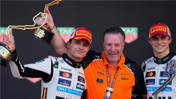 Nach Norris-Aussetzer: McLaren hält an „Papaya-Regeln“ fest Zak Brown (m) erinnert immer wieder an die Papaya-Prinzipien.