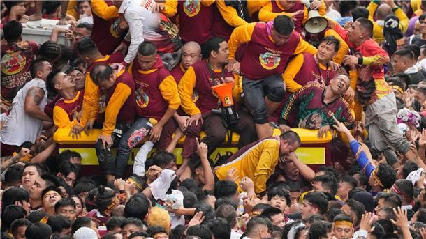 Philippinische Katholiken feiern Mega-Prozession Zalreiche Teilnehmer mussten bereits wegen Ohnmachtsanfällen, Prellungen und Atembeschwerden behandelt werden.