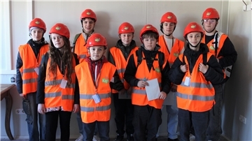Die Kinder posieren für ein Gruppenfoto
