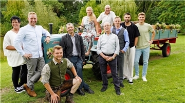 Spätes Debüt von Jörg Schwerdts aus Cappel und Friedrichs TV-Rekord Menschen stehen um einen Traktor im Freien herum, zwei sitzen drauf.