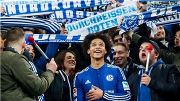 Zehn Jahre her: Leroy Sané lässt sich nach einem Schalker Heimsieg von den Fans feiern.