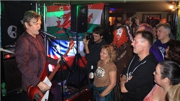 Zehn Jahre ist dieser legendäre Auftritt schon her: Der britische Pop-Punk-Veteran Duncan Reid und seine Begleitband „The Big Heads“ nahmen 2015 die Franzenburger Kneipe „Franzler“ auseinander.