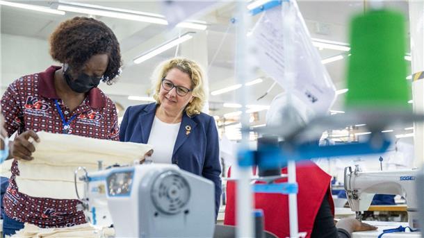 Zehn Jahre nach der Katastrophe von Rana Plaza in Bangladesch sieht Entwicklungsministerin Svenja Schulze (r, SPD) die weltweite Textilindustrie noch immer vor großen Herausforderungen.