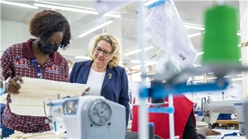Zehn Jahre nach der Katastrophe von Rana Plaza in Bangladesch sieht Entwicklungsministerin Svenja Schulze (r, SPD) die weltweite Textilindustrie noch immer vor großen Herausforderungen.