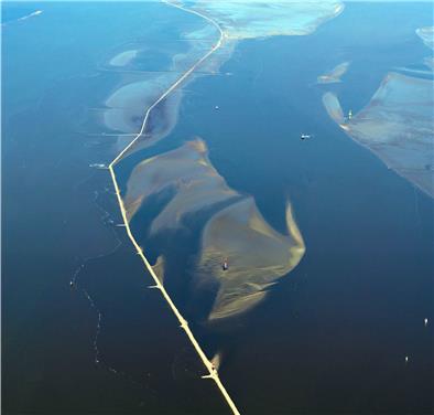 Zehn Kilometer lang mäandert sich der Leitdamm der Nordsee entgegen – links davon das Hauptfahrwasser der Weser, rechts davon die Sandbank Robbenplate und der Wurster Arm.
