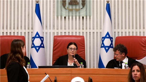 Amtsenthebungsgesetz: Israels Oberstes Gericht berät erneut Zehn weitere Richter nahmen neben der obersten Richterin Esther Chajut (M) in Jerusalem an den Beratungen zum Amtsenthebungsgesetz teil.