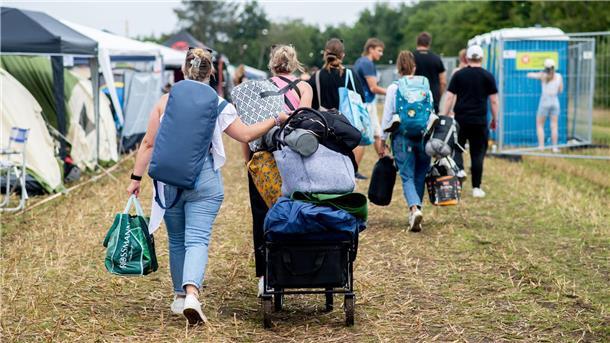 Zehntausende Fans reisen zum Festival Deichbrand in Nordholz im Landkreis Cuxhaven. Von Donnerstagnachmittag bis Sonntag stehen dort mehr als 120 nationale und internationale Künstlerinnen und Künstler auf der Bühne - aus den Bereichen Hip-Hop, Electro, Pop, Rock, Alternative, Indie und Metal.