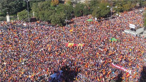 Madrid: Neue Großdemonstration gegen Amnestie für Katalanen Zehntausende Menschen protestieren in Madrid gegen die geplante Amnestie für katalanische Separatisten und andere Zugeständnisse.