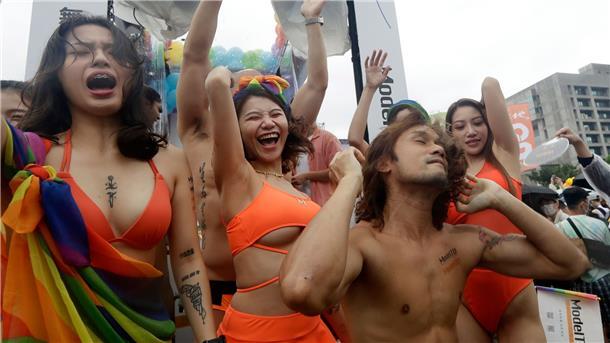120.000 Teilnehmer bei LGBT-Parade in Taipeh Zehntausende Menschen sind am Samstag durch die Straßen von Taipeh gezogen, um für die Rechte von Lesben, Schwulen, Bisexuellen und Transgendern zu demonstrieren.
