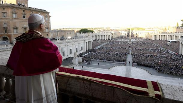 Zehntausende Menschen waren auf den Petersplatz gekommen, um den neuen Papst zu begrüßen.