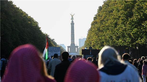 Zehntausende zogen durch Berlin-Mitte zur Siegessäule.