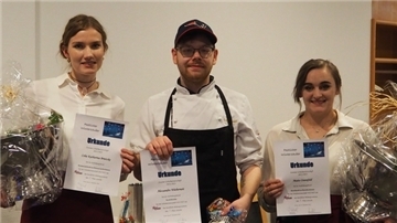 Zeigen stolz ihre Urkunden (von links): Celia Katharina Brietzke (Viebrocks Gasthaus, Horneburg), Alessandro Wieberneit (Hotel-Landhaus Wachtelhof, Rotenburg) und Maite Ostenfeld (Landgut Stemmen, Stemmen)