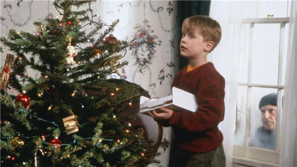 Das TV-Programm für Heiligabend und die Weihnachtsfeiertage Zeigt Sat.1 wieder an Heiligabend: „Kevin - Allein zu Haus“. Während der nichtsahnende Kevin (Macaulay Culkin) den Weihnachtsbaum schmückt, lauert Harry (Joe Pesci) auf eine Gelegenheit, einbrechen zu können.