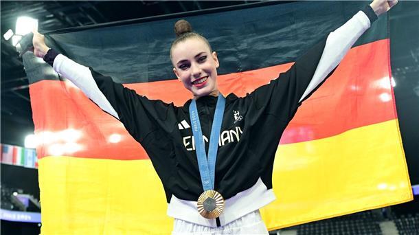 Zeigt stolz die Goldmedaille und die deutsche Fahne: Darja Varfolomeev.