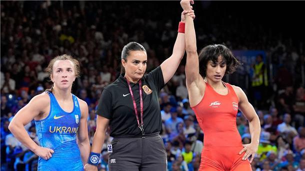 Drama um indische Ringerin: Zu schwer für Olympia-Finale Zeigte am Dienstag überragende Leistungen in der 50-Kilogramm-Klasse: Vinesh Vinesh (r.).