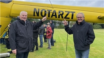 Notarzt-Hubschrauber Zwei Männer im Vordergrund
