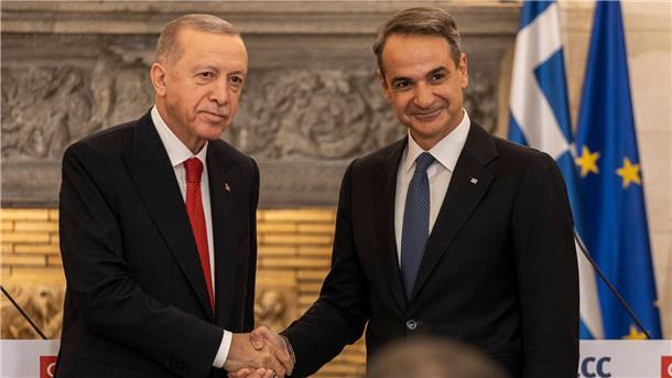Mitsotakis und Erdogan zeigen sich versöhnlich Zeigten sich in Athen äußerst versöhnlich: der türkische Staatspräsident Recep Tayyip Erdogan (l) und der griechische Ministerpräsident Kyriakos Mitsotakis.