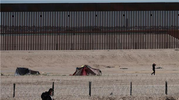 Mexikos Präsident und Biden wollen über Migration beraten Zelte von Migranten stehen im Flussbett auf der US-amerikanischen Seite der US-mexikanischen Grenze.