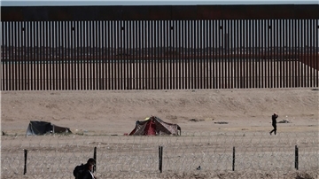 Zelte von Migranten stehen im Flussbett auf der US-amerikanischen Seite der US-mexikanischen Grenze.