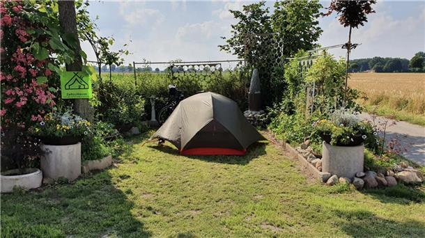 „ZeltzuHause“: Dieser private Platz zum Campen befindet sich am Weserradweg zwischen Minden und Nienburg. Der Garten gehört Heinrich Branning, der sogar eine Trinkhaltestelle gebaut hat.