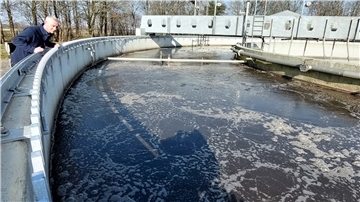 Zentralklärwerk in Bad Bederkesa: Marcus Mende, Geschäftsführer des Wasserverbandes Wesermünde, weiß um die neuartige Methode zur Feststellung von Coronaviren im Abwasser, doch ins Förderprogramm der EU hat es in Stadt und Landkreis keine Kommune geschafft.