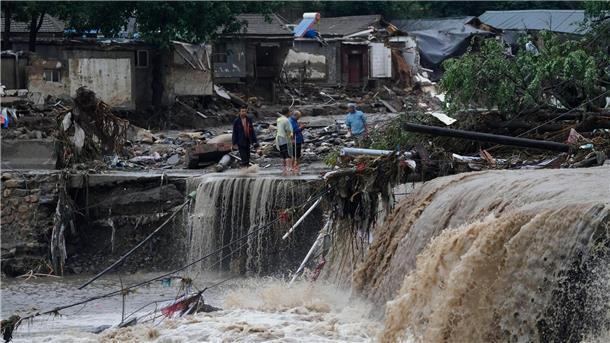 Peking misst stärksten Regen seit 140 Jahren Zerstörte Häuser in Peking. Die extremen Regenfälle sind eine Folge des Tropensturms „Doksuri“.