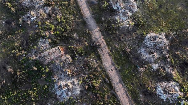 Militär-Experte: Ukrainische Teilerfolge werden überschätzt Zerstörte Häuser und gepanzerte Fahrzeuge sind in der kürzlich befreiten Stadt Klischtschijiwka bei Bachmut zu sehen.