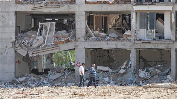 250 Milliarden Dollar Schaden durch Naturkatastrophen Zerstörte Häuserzeile im südtürkischen Antakya im April 2023. Mit volkswirtschaftlichen Schäden von 50 Milliarden Dollar war das Erdbeben in der Türkei laut Munich Re die finanziell schwerwiegendste Naturkatastrophe des vergangenen Jahres - und die verlustreichste.