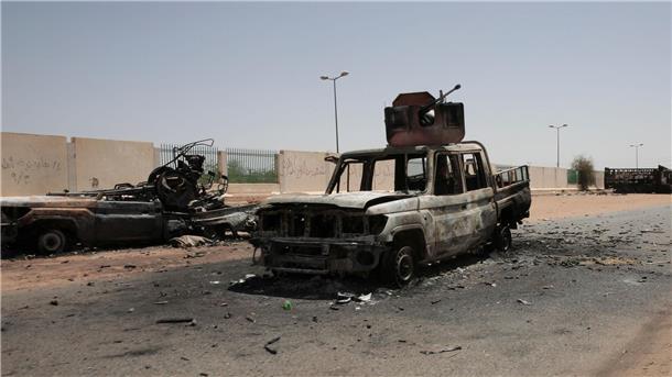 Kein Ende der Kämpfe im Sudan in Sicht Zerstörte Militärfahrzeuge in der Hauptstadt Khartum.