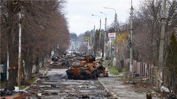 Zerstörte Panzer in der ukrainischen Stadt Butscha. Die mutmaßlich von russischen Soldaten begangenen Gräueltaten hier sind der Menschenrechtsorganisation Human Rights Watch (HRW) zufolge wohl als Kriegsverbrechen einzuordnen.