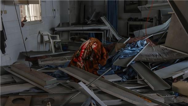 Bericht: Hamas fehlen Beweise für Schuldzuweisung an Israel Zerstörungen, die durch den Angriff auf das Ahli-Arab-Krankenhaus in Gaza verursacht wurden. Bei dem Angriff wurden Dutzende von Zivilisten getötet.