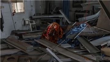 Zerstörungen, die durch den Angriff auf das Ahli-Arab-Krankenhaus in Gaza verursacht wurden. Bei dem Angriff wurden Dutzende von Zivilisten getötet.