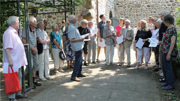 „Zeven und Heeslingen haben deshalb Kirchen aus Feldsteinen, weil man um 1100 noch keine Backsteine als Baumaterial kannte“, erläutert Heinrich Kaiser den Besuchern. 