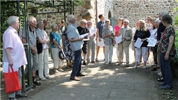 „Zeven und Heeslingen haben deshalb Kirchen aus Feldsteinen, weil man um 1100 noch keine Backsteine als Baumaterial kannte“, erläutert Heinrich Kaiser den Besuchern. 