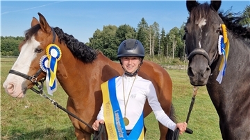 Zevenerin Lina Schütz ritt bei den Landesmeisterschaften im Vierkampf mit ihrem Pony Navis (rechts) die A-Dressur und mit Pony Felix das A-Springen.