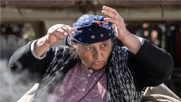 Das tote Dorf: „Erdogan wohnt im Palast, wir sitzen hier“ Zeynep Mikyaz im Garten ihres Hauses. Ihr Mann ist ums Leben gekommen, sie selbst konnte sich aus den Trümmern retten.