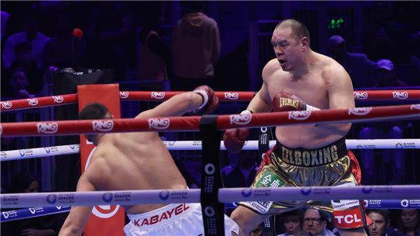 Zhilei Zhang schickt Agit Kabayel (l) kurzzeitig zu Boden. 