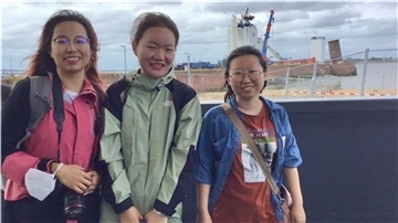 Zidi Lyn, Jiagi Zhang und Jian Ting Li sind zwar nicht extra wegen des schiefen Molenturms aus China und der Mongolei angereist, aber die drei Freiburger Studentinnen ließen es sich nicht nehmen, ihren Norddeutschland-Trip um die Station Bremerhaven zu erweitern, um einen Blick auf den nun weltberühmten Leuchtturm zu werfen.