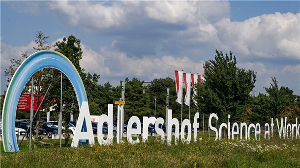 Brandanschlag auf Kabel – Zehntausende weiter ohne Strom Ziel eines Brandanschlags soll laut einem Bekennertext der Technologiepark Adlershof im Südosten Berlins sein.
