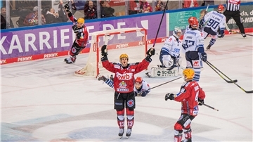 Ein Eishockey-Spieler jubelt über seinen Treffer. Die Fischtown Pinguins aus Bremerhaven hatten im ersten DEL-Heimspiel der neuen Saison Schwenningen zu Gast in der Eisarena.