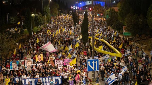 Massenprotest in Jerusalem - Geisel-Angehörige fordern Deal Zigtausende Demonstranten in Jerusalem forderten ein Abkommen zur Beendigung des Krieges.