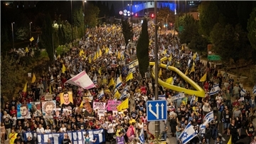 Zigtausende Demonstranten in Jerusalem forderten ein Abkommen zur Beendigung des Krieges.