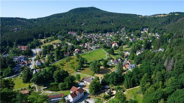 Cottbus unter Reisetipps für 2026 im „Marco Polo“-Trendbuch Zittauer Gebirge: Blick von der Festung und dem Kloster Oybin auf den gleichnamigen Kurort an der Grenze zu Tschechien und Polen, im Hintergrund ist der Hochwald zu sehen. (Archivbild)