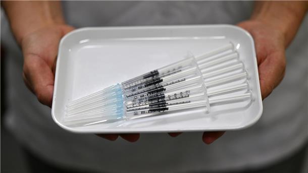 Anwälte: Mehr als 180 Klagen wegen Impfschäden  Zivilklagen wegen angeblicher Schäden durch Corona-Impfungen müssen einzeln verhandelt werden - oder es wird ein Vergleich erzielt.