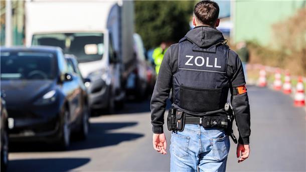 Jeder Zweite hat Verständnis für Kippen-Schwarzmarkt Zöllner im Einsatz beim Ausheben einer illegalen Zigarettenfabrik. (Archivbild)